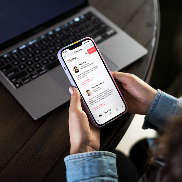Eine Nutzerin sucht am Smartphone nach verf&uuml;gbaren Finance-Consultants von TriFinance &uuml;ber die Beratergalerie von TriFinance: Dem TriFinance Virtual Hub.