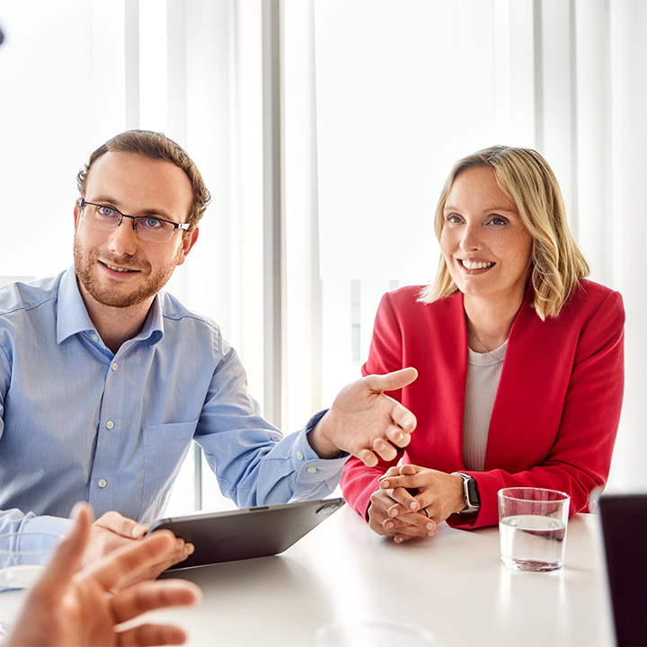 Ein TriFinance Personalvermittlungs-Team im Gespr&auml;ch mit einem Kandidaten f&uuml;r eine Finance-F&uuml;hrungsposition am Standort Frankfurt.